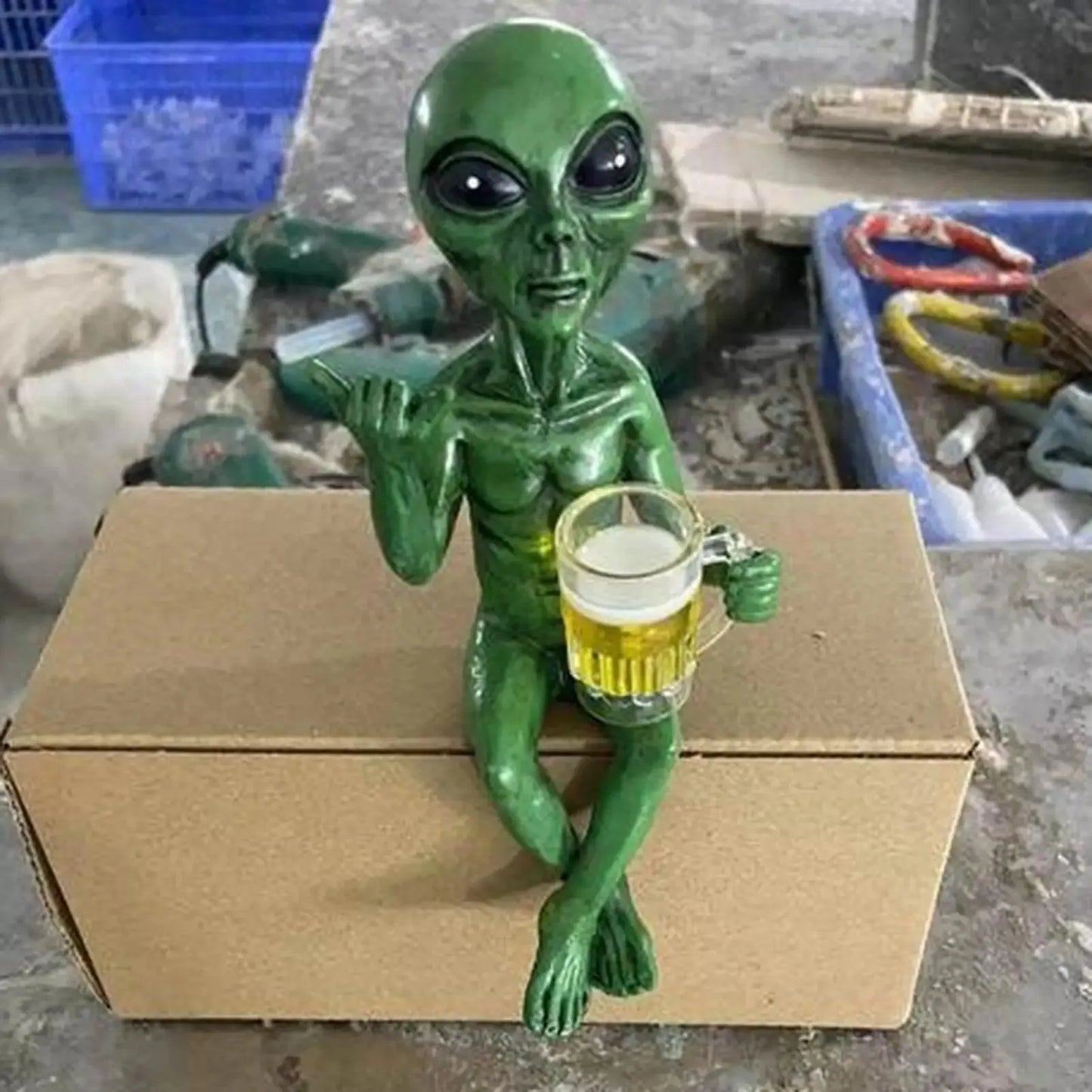 -Alien Statue Drinking Beer Alien Sculpture Resin Craft Novelty Funny Desktop Decoration Bookshelf Office Desktop Garden Decor